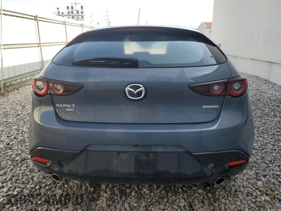 2024 Mazda 3 S Carbon Edition z VIN JM1BPBLM5R1709674, wystawiony jako Copart lot #62645125 z przebiegiem Nie podano mil oraz Nie do naprawy • Non repairable. Historia ofert i sprzedaży dostępna na DreamBid. Obrazek 6.
