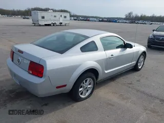 2007 Ford Mustang Deluxe with VIN 1ZVFT80N475370373, listed as a IAAI auction lot 41944197 with 175,077 mi miles. Bid and sale history available at carsss.com. Image 4.