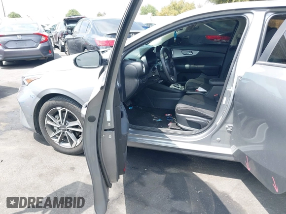 2024 Kia Forte LXS z VIN 3KPF24AD1RE748029, wystawiony jako IAAI lot #42107090 z przebiegiem 27 832 mil mil oraz . Historia ofert i sprzedaży dostępna na DreamBid. Obrazek 5.