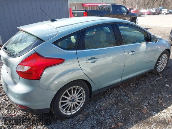 2013 Ford Focus Electric z VIN 1FADP3R49DL217920, wystawiony jako IAAI lot #41875577 z przebiegiem 83 866 mil mil oraz . Historia ofert i sprzedaży dostępna na DreamBid. Obrazek 4.