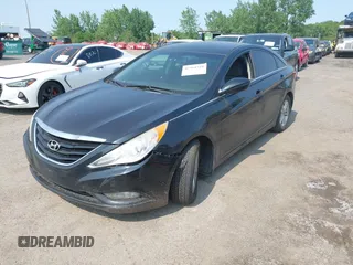 2013 Hyundai Sonata GLS z VIN 5NPEB4AC3DH590686, wystawiony jako IAAI lot #42361510 z przebiegiem 121 719 mil mil oraz . Historia ofert i sprzedaży dostępna na DreamBid. Obrazek 2.