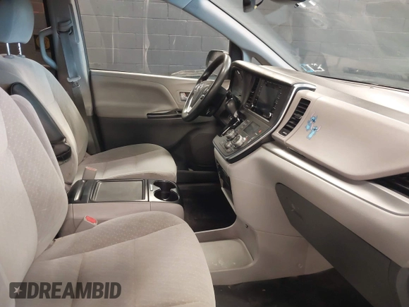 2018 Toyota Sienna LE Auto Access Seat with VIN 5TDKZ3DC3JS906162, listed as a IAAI auction lot 41863331 with 200,655 mi miles. Bid and sale history available at carsss.com. Image 5.