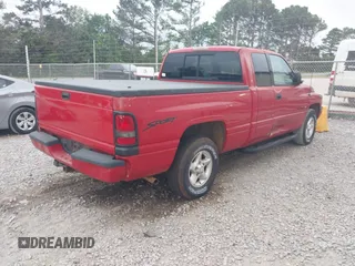 1998 Dodge 1500 z VIN 3B7HC13Y5WG166701, wystawiony jako IAAI lot #42059031 z przebiegiem 218 840 mil mil oraz . Historia ofert i sprzedaży dostępna na DreamBid. Obrazek 4.