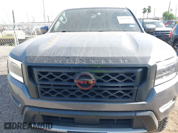 2023 Nissan Frontier Pro-4X z VIN 1N6ED1EK0PN670619, wystawiony jako IAAI lot #42044366 z przebiegiem 26 475 mil mil oraz . Historia ofert i sprzedaży dostępna na DreamBid. Obrazek 6.