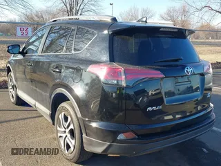 2017 Toyota RAV4 LE z VIN 2T3BFREV6HW543909, wystawiony jako IAAI lot #41668964 z przebiegiem 102 452 mil mil oraz . Historia ofert i sprzedaży dostępna na DreamBid. Obrazek 3.