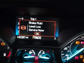 2018 Ford Escape SE z VIN 1FMCU9GD1JUB35184, wystawiony jako IAAI lot #41611285 z przebiegiem 142 267 mil mil oraz . Historia ofert i sprzedaży dostępna na DreamBid. Obrazek 7.