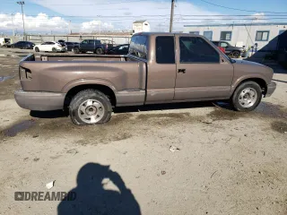 1998 GMC Sonoma SLS with VIN 1GTCS19X2W8516898, listed as a Copart auction lot 43939394 with 257,328 mi miles and Salvage Title. Bid and sale history available at DreamBid. Image 3.