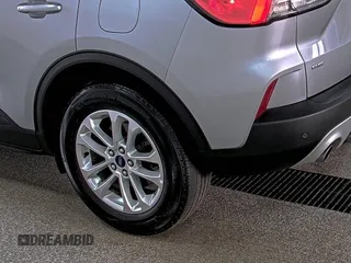 2022 Ford Escape SE z VIN 1FMCU0G61NUB33373, wystawiony jako IAAI lot #42791529 z przebiegiem 56 067 mil mil oraz . Historia ofert i sprzedaży dostępna na DreamBid. Obrazek 7.