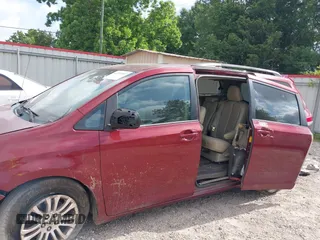 2013 Toyota Sienna XLE AAS z VIN 5TDYK3DC5DS380894, wystawiony jako IAAI lot #42271097 z przebiegiem 145 494 mil mil oraz . Historia ofert i sprzedaży dostępna na DreamBid. Obrazek 6.