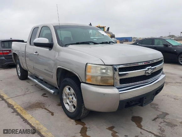 2008 Chevrolet Silverado 1500 Work Truck with VIN 1GCEC19C68Z287545, listed as a IAAI auction lot 41171713 with 173,482 mi miles. Bid and sale history available at carsss.com. Image 1.