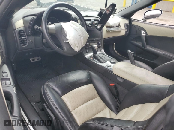 2008 Chevrolet Corvette z VIN 1G1YY26W685116510, wystawiony jako Copart lot #55888895 z przebiegiem Nie podano mil oraz Szkoda całkowita • Salvage title. Historia ofert i sprzedaży dostępna na DreamBid. Obrazek 8.