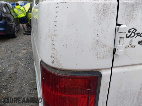 2009 Ford Econoline Passenger XL z VIN 1FBSS31L29DA07149, wystawiony jako IAAI lot #41863392 z przebiegiem 152 010 mil mil oraz . Historia ofert i sprzedaży dostępna na DreamBid. Obrazek 18.