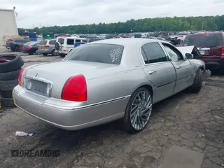 2006 Lincoln Town Car Signature z VIN 1LNHM81V56Y622373, wystawiony jako IAAI lot #42205125 z przebiegiem Nie podano mil oraz . Historia ofert i sprzedaży dostępna na DreamBid. Obrazek 4.