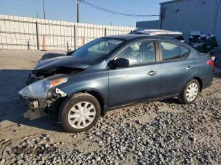2017 Nissan Versa SV z VIN 3N1CN7AP2HL832864, wystawiony jako Copart lot #88948605 z przebiegiem Nie podano mil oraz Szkoda całkowita • Salvage title. Historia ofert i sprzedaży dostępna na DreamBid. Obrazek 1.