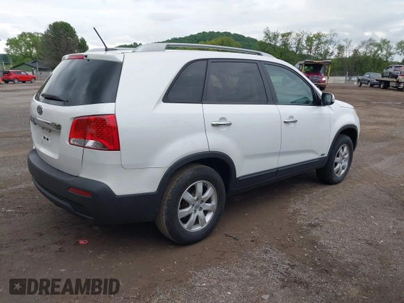 2012 Kia Sorento LX z VIN 5XYKTCA66CG225672, wystawiony jako IAAI lot #42332631 z przebiegiem 137 760 mil mil oraz . Historia ofert i sprzedaży dostępna na DreamBid. Obrazek 4.