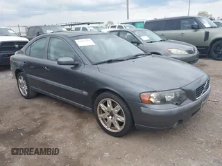 2004 Volvo S60 with VIN YV1RH59H342411127, listed as a IAAI auction lot 42107974 with 113,211 mi miles. Bid and sale history available at carsss.com. Image 1.