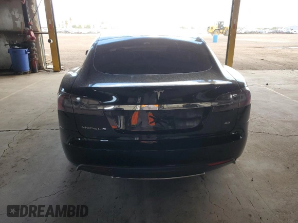 2014 Tesla Model S 60 z VIN 5YJSA1H11EFP36480, wystawiony jako Copart lot #71210254 z przebiegiem 121 014 mil mil oraz Szkoda całkowita • Salvage title. Historia ofert i sprzedaży dostępna na DreamBid. Obrazek 6.