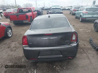 2015 Chrysler 300 S z VIN 2C3CCAGGXFH793040, wystawiony jako IAAI lot #41838875 z przebiegiem 154 813 mil mil oraz . Historia ofert i sprzedaży dostępna na DreamBid. Obrazek 15.