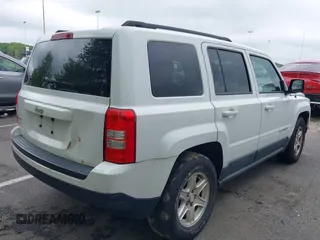2011 Jeep Patriot Latitude z VIN 1J4NF1GB2BD265915, wystawiony jako IAAI lot #42248177 z przebiegiem 148 092 mil mil oraz . Historia ofert i sprzedaży dostępna na DreamBid. Obrazek 4.