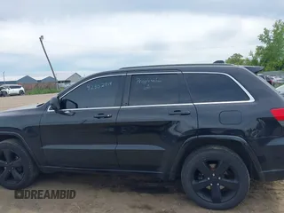 2015 Jeep Grand Cherokee Altitude z VIN 1C4RJFAG5FC682058, wystawiony jako IAAI lot #42352814 z przebiegiem 228 067 mil mil oraz . Historia ofert i sprzedaży dostępna na DreamBid. Obrazek 14.