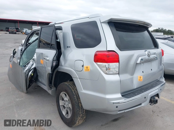 2010 Toyota 4Runner SR5 z VIN JTEZU5JR9A5011357, wystawiony jako IAAI lot #41514810 z przebiegiem Nie podano mil oraz . Historia ofert i sprzedaży dostępna na DreamBid. Obrazek 3.