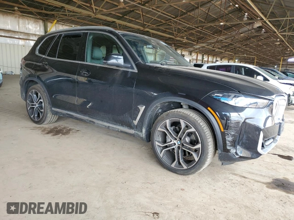 2025 BMW X5 sDrive40i z VIN 5UX13EU05S9W65198, wystawiony jako Copart lot #48498235 z przebiegiem 2 475 mil mil oraz Szkoda całkowita • Salvage title. Historia ofert i sprzedaży dostępna na DreamBid. Obrazek 4.