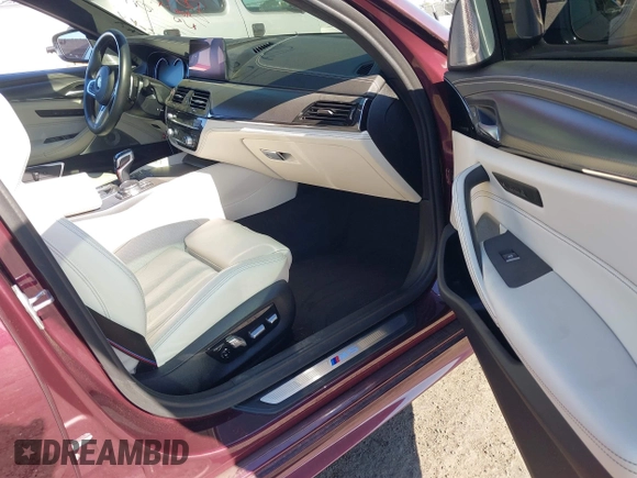 2019 BMW M5 z VIN WBSJF0C55KB284980, wystawiony jako IAAI lot #39406520 z przebiegiem 24 919 mil mil oraz . Historia ofert i sprzedaży dostępna na DreamBid. Obrazek 5.