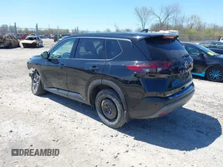 2021 Nissan Rogue SV z VIN 5N1AT3BB3MC808550, wystawiony jako IAAI lot #42177517 z przebiegiem 97 319 mil mil oraz . Historia ofert i sprzedaży dostępna na DreamBid. Obrazek 3.