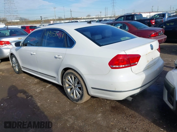 2013 Volkswagen Passat SEL Premium z VIN 1VWCP7A33DC071818, wystawiony jako IAAI lot #41905651 z przebiegiem 172 911 mil mil oraz . Historia ofert i sprzedaży dostępna na DreamBid. Obrazek 3.