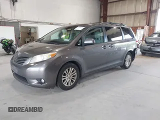 2011 Toyota Sienna XLE AAS z VIN 5TDYK3DC9BS086170, wystawiony jako IAAI lot #42596944 z przebiegiem 156 813 mil mil oraz . Historia ofert i sprzedaży dostępna na DreamBid. Obrazek 22.