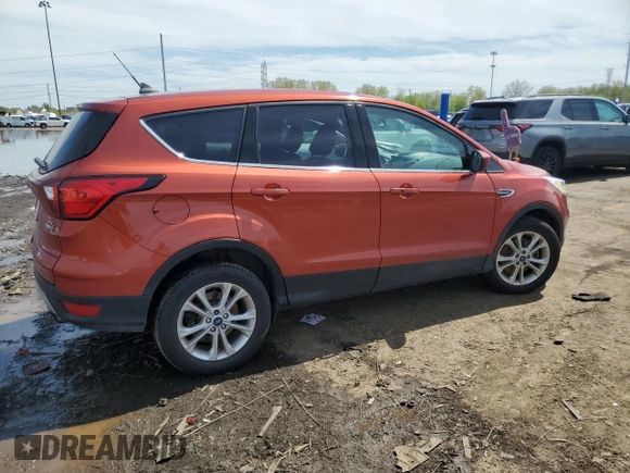 2019 Ford Escape SE z VIN 1FMCU9GD7KUC00377, wystawiony jako Copart lot #56136395 z przebiegiem 199 398 mil mil oraz Tytuł czysty. Historia ofert i sprzedaży dostępna na DreamBid. Obrazek 3.