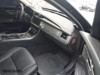 2019 Jaguar XF 25t Premium with VIN SAJBD4FX3KCY79425, listed as a IAAI auction lot 41813505 with 64,787 mi miles. Bid and sale history available at carsss.com. Image 5.