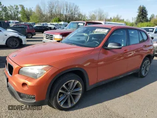 2014 BMW X1 xDrive28i z VIN WBAVL1C50EVY11864, wystawiony jako Copart lot #54181865 z przebiegiem 84 636 mil mil oraz Szkody całkowita. Historia ofert i sprzedaży dostępna na DreamBid. Obrazek 1.