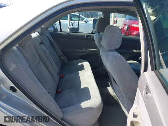2004 Toyota Camry LE z VIN 4T1BE32K64U799027, wystawiony jako IAAI lot #42322301 z przebiegiem 89 437 mil mil oraz . Historia ofert i sprzedaży dostępna na DreamBid. Obrazek 8.