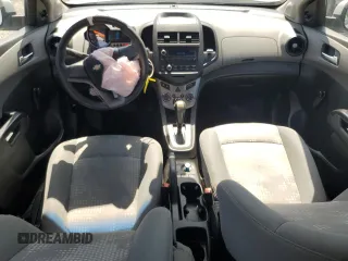 2012 Chevrolet Sonic LS z VIN 1G1JA5SH6C4164795, wystawiony jako Copart lot #55952365 z przebiegiem 119 966 mil mil oraz Szkoda całkowita • Salvage title. Historia ofert i sprzedaży dostępna na DreamBid. Obrazek 8.