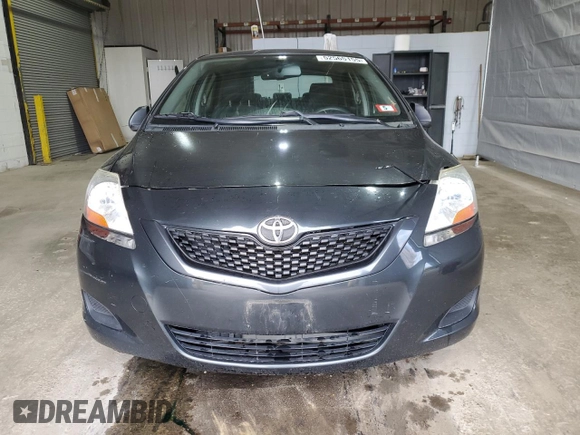 2009 Toyota Yaris z VIN JTDBT903991335683, wystawiony jako Copart lot #52565155 z przebiegiem 143 737 mil mil oraz Szkody całkowita. Historia ofert i sprzedaży dostępna na DreamBid. Obrazek 5.