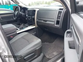 2013 Ram 1500 Lone Star z VIN 1C6RR7TT4DS704232, wystawiony jako IAAI lot #42202210 z przebiegiem 141 419 mil mil oraz . Historia ofert i sprzedaży dostępna na DreamBid. Obrazek 5.