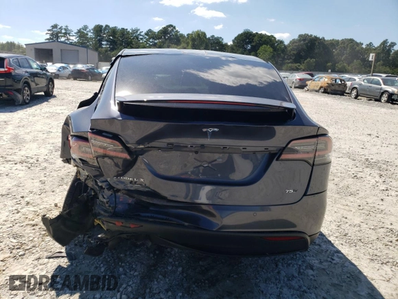 2017 Tesla Model X 90D z VIN 5YJXCDE23HF051027, wystawiony jako Copart lot #64608843 z przebiegiem 77 222 mil mil oraz Szkody całkowita. Historia ofert i sprzedaży dostępna na DreamBid. Obrazek 6.