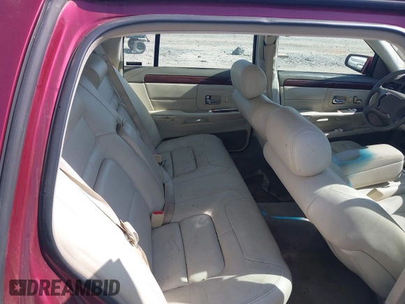 1999 Cadillac DeVille z VIN 1G6KD54Y8XU771788, wystawiony jako IAAI lot #41734590 z przebiegiem 84 302 mil mil oraz . Historia ofert i sprzedaży dostępna na DreamBid. Obrazek 8.