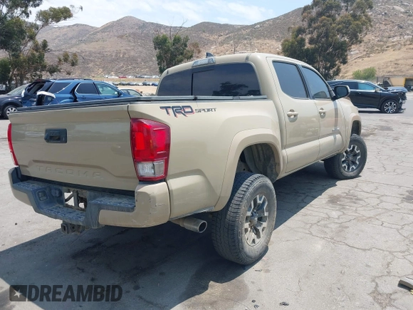 2017 Toyota Tacoma SR5 z VIN 3TMAZ5CN8HM039863, wystawiony jako IAAI lot #42384198 z przebiegiem 53 142 mil mil oraz . Historia ofert i sprzedaży dostępna na DreamBid. Obrazek 4.
