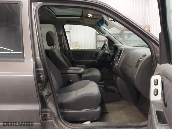 2004 Ford Escape XLT with VIN 1FMYU93174KA69760, listed as a IAAI auction lot 41725347 with 232,740 mi miles. Bid and sale history available at carsss.com. Image 5.