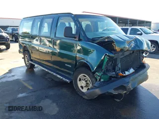 2005 Chevrolet Express Passenger z VIN 1GAGG25V251242079, wystawiony jako IAAI lot #41353852 z przebiegiem 193 081 mil mil oraz . Historia ofert i sprzedaży dostępna na DreamBid. Obrazek 1.