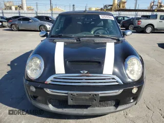 2005 MINI Convertible S z VIN WMWRH33415TF80610, wystawiony jako Copart lot #52642865 z przebiegiem 82 141 mil mil oraz Szkoda całkowita • Salvage title. Historia ofert i sprzedaży dostępna na DreamBid. Obrazek 5.