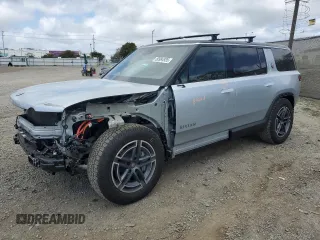 2025 Rivian R1S Adventure z VIN 7PDSGBBA6SN046193, wystawiony jako Copart lot #50994935 z przebiegiem 4928 mil mil oraz Szkody całkowita. Historia ofert i sprzedaży dostępna na DreamBid. Obrazek 1.