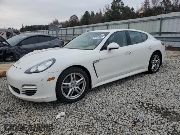 2012 Porsche Panamera z VIN WP0AA2A78CL011534, wystawiony jako Copart lot #82832404 z przebiegiem 136 808 mil mil oraz Szkoda całkowita • Salvage title. Historia ofert i sprzedaży dostępna na DreamBid. Obrazek 1.