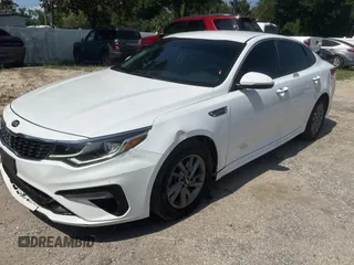 2020 Kia Optima LX z VIN 5XXGT4L3XLG424131, wystawiony jako Copart lot #58157845 z przebiegiem 103 682 mil mil oraz Czysty tytuł • Clean title. Historia ofert i sprzedaży dostępna na DreamBid. Obrazek 2.