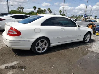 2005 Mercedes-Benz CLK 500 z VIN WDBTJ75J65F132140, wystawiony jako Copart lot #56175955 z przebiegiem 183 347 mil mil oraz Szkoda całkowita • Salvage title. Historia ofert i sprzedaży dostępna na DreamBid. Obrazek 3.