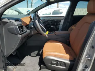 2024 VinFast VF 8 Plus z VIN RLLV1AFA3RH008297, wystawiony jako Copart lot #50979855 z przebiegiem 931 mil mil oraz Szkoda całkowita • Salvage title. Historia ofert i sprzedaży dostępna na DreamBid. Obrazek 7.