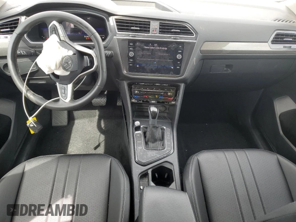 2023 Volkswagen Tiguan SE z VIN 3VV3B7AXXPM107898, wystawiony jako Copart lot #52042935 z przebiegiem 48 454 mil mil oraz Szkoda całkowita • Salvage title. Historia ofert i sprzedaży dostępna na DreamBid. Obrazek 8.