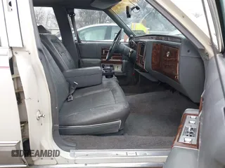 1991 Cadillac Brougham z VIN 1G6DW5470MR718950, wystawiony jako IAAI lot #41726864 z przebiegiem 207 324 mil mil oraz . Historia ofert i sprzedaży dostępna na DreamBid. Obrazek 5.